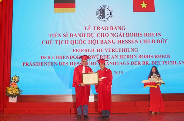 Trường Đại học Luật Hà Nội trao tặng bằng Tiến sĩ danh dự cho Chủ tịch Quốc hội Bang Hessen, CHLB Đức